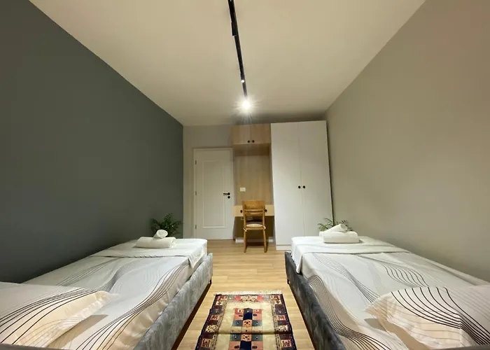 Lucas Downtown * 地拉那